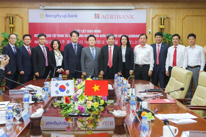 지난달 21일, 베트남 하노이 Agribank에서 열린 'NH농협금융지주-아그리뱅크 경영진 간담회'에서 금융지주 김광수 회장과 Agribank 찐 응옥 칸 회장이 간담회를 마친 후 기념촬영을 하고 있다.(왼쪽 4번째부터 Agribank ‘응웬 투엣 쯔엉’ 이사, NH농협금융지주 사업전략부문 손병환 부문장(상무), 농협금융 김광수 회장, Agribank ‘칸’ 회장, ‘프엉’ 부행장, ‘타잉’ 은행장, ‘브엉’ 부행장, ‘아잉’ 부행장). 사진 = 농협금융