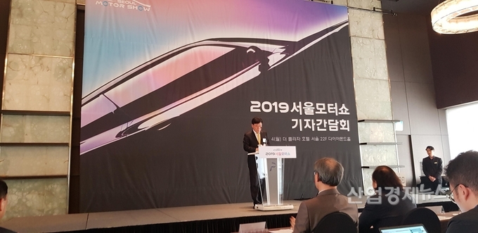 4일 서울 프라자호텔에서 진행된 기자간담회에서 정만기 서울모터쇼조직위원회 위원장이 인사말을 하고 있다. 사진 = 박진경 기자