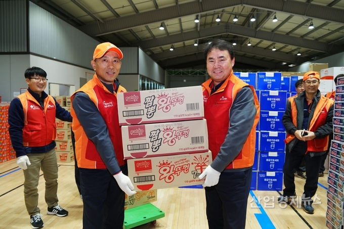 이정묵 노동조합 위원장(좌)과 이강무 경영지원본부장(우)이 포항 지진 피해자에게 구호물품을 전달하고 있다.