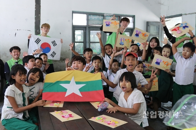현대건설 임직원과 청년봉사단 '해피무브'가 미얀마 초등학교를 찾아 글로벌 사랑나눔을 실천하고 있다.