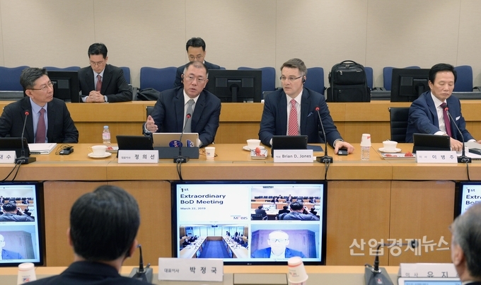22일 열린 주총 이후, 이사회는 글로벌 비디오 컨퍼런스 형식으로 개최됐다. 정의선 수석부회장(왼쪽)은 이날 사외이사로 선임된 브라이언 존스(오른쪽)와 이사회에서 의견을 나누고 있다. 사진제공 = 모비스