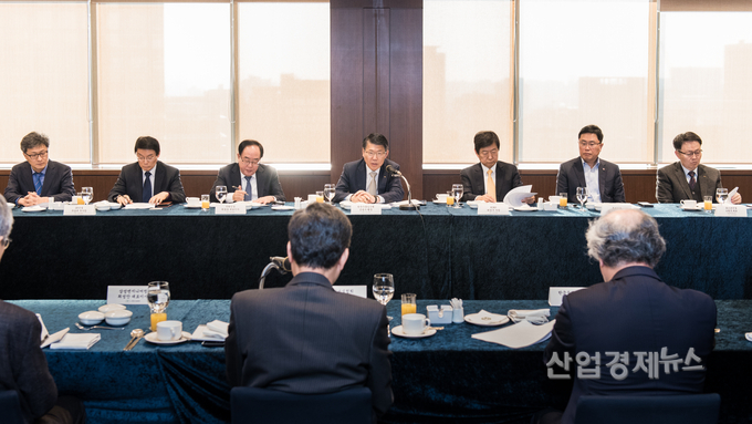 출입은행과 해외건설협회가 공동으로 4일 서울 명동 은행회관에서 국내 주요 건설업체와 유관기관들이 참석한 가운데 '2019년도 해외건설 수주플랫폼 2차 회의'를 개최했다. 사진 = 수출입은행