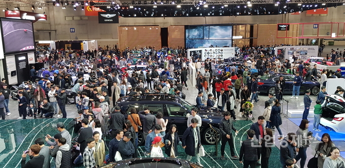 서울모터쇼 폐막 당일(일), 화창한 날씨에 오전부터 전시장을 가득메운 인파들로 북적이고 있다. 사진 = 박진경 기자