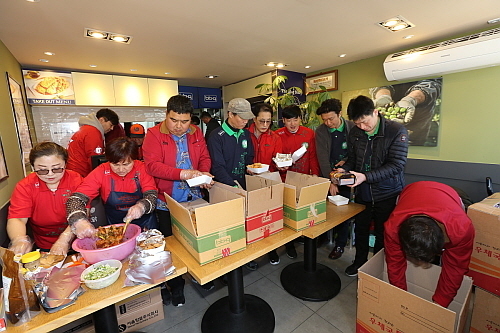 치킨을 조리해 포장하고 있는 BBQ 봉사단 직원들...제너시스BBQ 제공