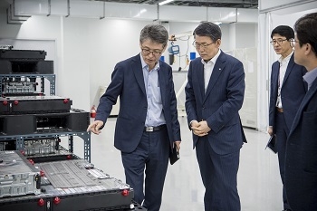 은성수 행장(사진 오른쪽 두번째)이 10일 충북 청주시에 소재한 거래기업 파워로직스를 찾아 김원남 대표(사진 오른쪽 첫번째)로부터 현장 목소리를 직접 청취하고 있다.사진 = 수출입은행