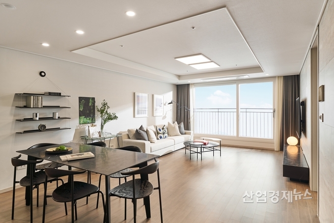 감일 에코앤 e편한세상 77타입 거실. 이미지=대림산업 제공