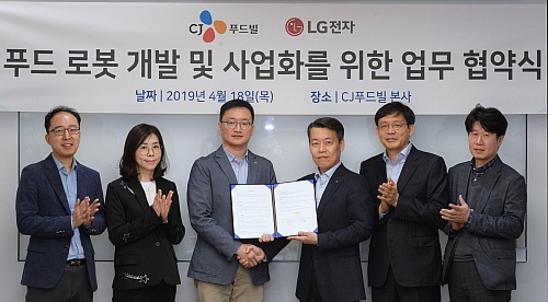 양해각서(MOU)' 체결 후 기념 촬영 모습...사진=(좌, 세 번째) CJ푸드빌 전략기획담당 오광석 헤드, (우, 세번째) LG전자 로봇사업센터장 노진서 전무...CJ푸드빌 제공