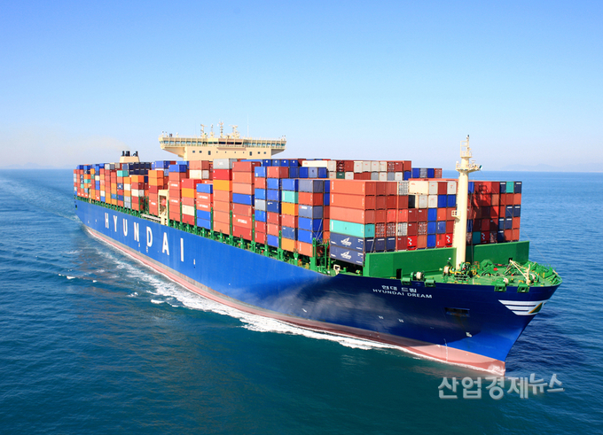 매출 10대 기업들의 매출이 절반은 여전히 국내에서 이뤄지고 있어서 '글로벌 기업'의 길이 아직 멀다는 평가가 나오고 있다.