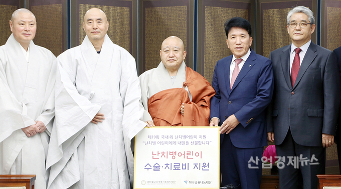 나눔재단은 8일 오후 대한 불교조계종사회복지재단을 방문해 난치병 어린이 치료비를 전달했다. 전달식 후, 함영주 하나금융나눔재단 이사장(사진 오른쪽에서 두번째)이 원행 조계종 총무원장(사진 오른쪽에서 세번째)및 관계자들과 함께 기념촬영을 하고 있다. 사진 = KEB