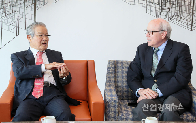 데이비드 고삭 美상의 부회장과 권태신 전경련 부회장이 국제 동향을 공유하고 있다. 사진=전경련 제공
