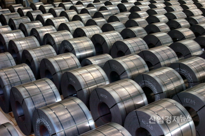 수출 선적을 대기하고 있는 포스코 철강 코일. 사진=포스코