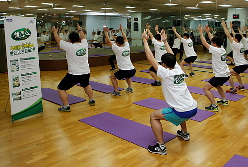 셀렉스 챌린지 참가자들이 휘트니스센터에서 그룹PT를 받고 있는 모습...<사진=매일유업 제공>