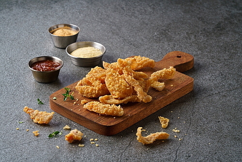 닭껍데기 연출 컷...BBQ 제공