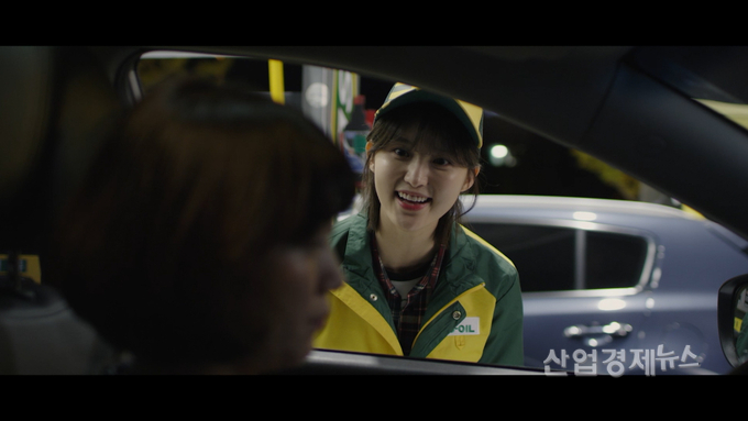 주인공 ‘시은’역의 배우 박정화가 S-OIL 주유소 아르바이트 직원으로 연기하고 있다. (웹드라마 ‘사회인’ 중 한 장면)