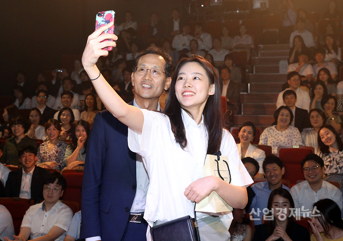 지성규 은행장은 지난 19일 저녁 대학로 드림아트센터에서 행원들이 직접 선정한 코미디 무언극(無言劇) ‘옹알스’를 함께 관람하며 소통하는 『Run To You!』 행사를 가졌다. 지성규 KEB하나은행장(사진 맨 앞줄 가운데)이 행원들과 함께 기념 셀카를 촬영하고 있다. 사진 = 하나은행