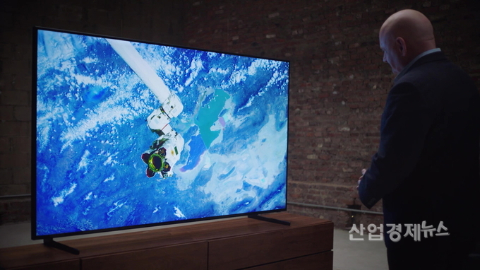 스콧 켈리가 우주에서 촬영한 지구의 모습을 삼성전자 QLED 8K TV로 감상하고 있다.