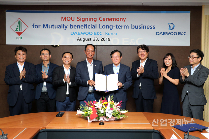 베트남 국영건설사 부사장 응위엔 득 융과 대우건설 신사업추진본부장 김창환 전무 등 관계자들이 업무협약을 체결하고 기념사진을 촬영했다. 사진=대우건설