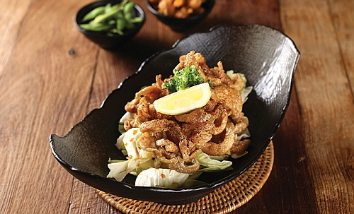 닭가와 튀김 연출 컷...<사진=미술관 제공>