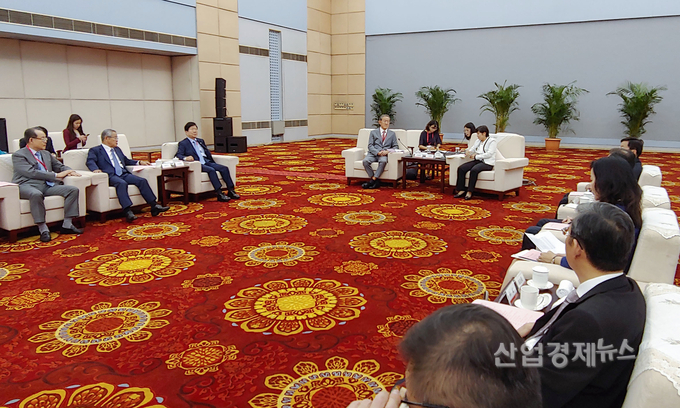 허창수 전경련 회장을 비롯한 대표단 일행은 30일 중국 산둥성 지난시에서 런아이롱(任??) 산둥성 부성장을 면담하고 한중 경제계간 협력 증진방안과 산둥성 진출 한국기업의 비즈니스 애로를 전달하고 있다.