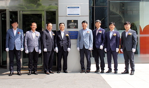 노사문화우수기업현판식 단체 컷...(현판을 중심으로 왼쪽: 민명기 대표. 오른쪽 서울지방고용노동청 양승철 지청장) 기타 임직원...롯데제과 제공