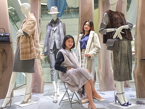 판교점에서 직원들이 행사에 선보이는 모피 상품을 소개하고 있다...현대백화점 제공