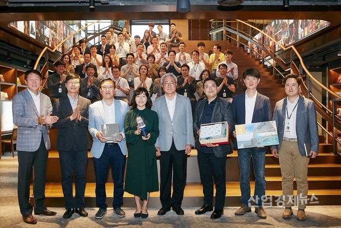 ‘SV2 임팩트 파트너링 모델 협약식’에 참석한 각 사 대표와 SK이노베이션 구성원들이 기념사진을 촬영하고 있다. (앞 줄 왼쪽 세번 째에서부터) 마린이노베이션 차완영 대표, 이노마드 박혜린 대표, SK이노베이션 김준 사장, 오투엠 서준걸 대표, 인진 성용준 대표. 사진=SK이노베이션