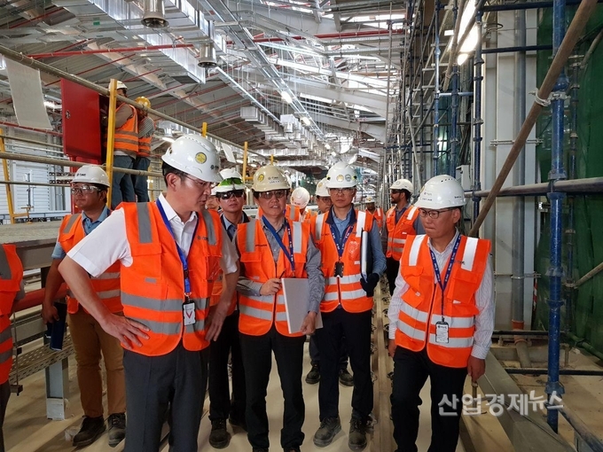 이 부회장이 사우이아라비아 리야드 메트로 건설현장을 둘러보고 있다. 사진=삼성전자