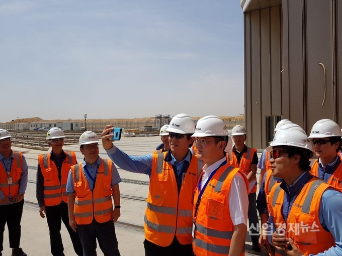 이재용 부회장이 사우디아라비아 현장 근로자들과 셀카를 찍고 있다. 사진=삼성전자