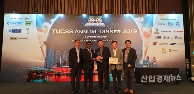 싱가포르에서 열린 TUCSS Annual Dinner에서 GS건설 임기욱 부장, TUCSS 제야타란 쿠마라사미 학회장, GS건설 오진만 싱가포르지역본부장, GS건설 정찬균 부장, GS건설 김주열 부장(왼쪽부터)이 기념사진을 찍고 있다. 사진=GS건설
