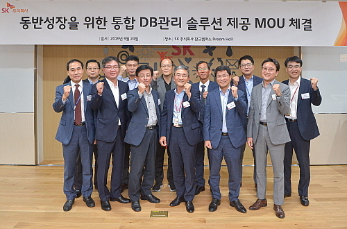 지난 24일 MOU 체결 기념 촬영 단체 컷...SK(주) C&C 정흥섭 통신사업부문장(좌 4번째)과 인포젠 서영진 상무(좌 3번째) 등의 모습이 보인다..출처= SK(주) C&C