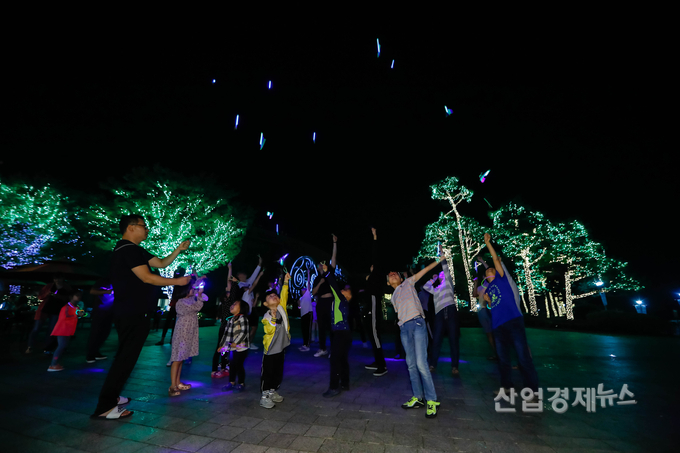 대림산업 직원 가족들이 함께 저녁 불빛 놀이 행사에 참여 하고 있다. 사진=대림산업