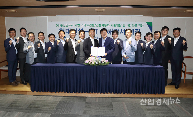 KT 네트워크전략본부장 서창석 전무(중앙 왼쪽)와 현대건설 R&D센터장 이석홍 전무(중앙 오른쪽)를 비롯한 관계자들이 MOU를 맺고 기념사진을 촬영하고 있다. 사진=KT
