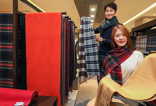 '존스톤스' 매장에서 모델들이 머플러를 소개하고 있다...현대백화점 제공