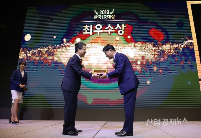 2일 여의도 글래드호텔에서 열린 ‘2019 한국IR대상’에서 SK이노베이션 이명영 재무본부장(우)이 정지원 한국거래소 이사장(좌)로부터 ‘한국IR대상 최우수상’을 전달받고 있다. 사진=SK이노베이션