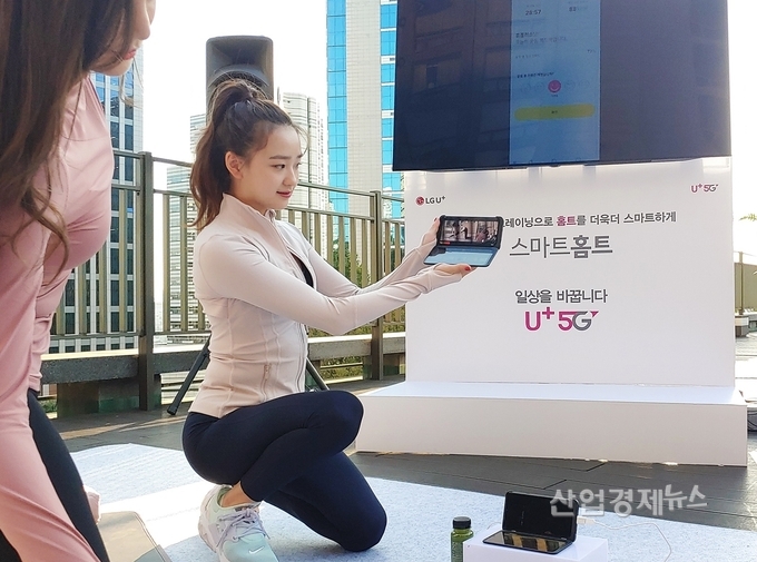 손연재 선수가 LG유플러스 행사에 참석한 고객과 LG V50S ThinQ의 업그레이드된 듀얼스크린을 통해 ‘손연재의 명품바디라인 만들기’를 체험하는 모습. 사진=LG유플러스