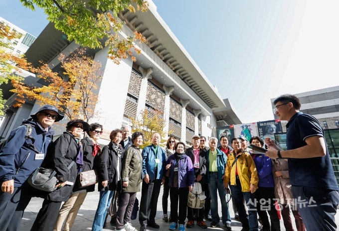 대림산업 직원 부모님들이 광화문 일대에서 대림산업 대표 실적(세종문화회관)에 대해 안내 받으며 '효 캠프' 나들이를 즐기고 있다. 사진=대림산업