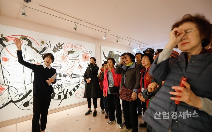 대림산업 직원 부모님들이 통의동 대림미술관에서 도슨트 투어를 받으며 미술작품을 관람하고 있다. 사진=대림산업