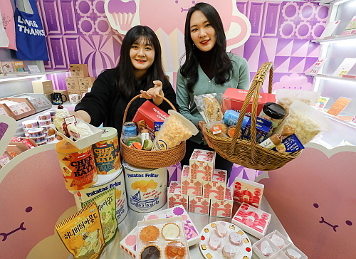 '과자백화점 2호점' 행사장에서 현대백화점 직원들이 대표 디저트를 소개하고 있다..출처: 현대백화점