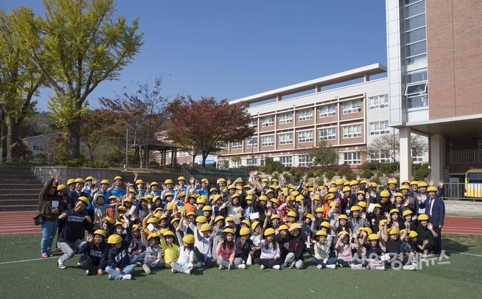 현대건설이 어린이 재난방지용 안전모를 개발해 경주 감포초등학교에서 론칭행사를 개최했다. 사진=현대건설