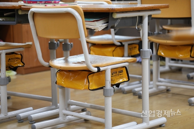 교실 의자에 부착된 어린이 안전모. 사진=현대건설