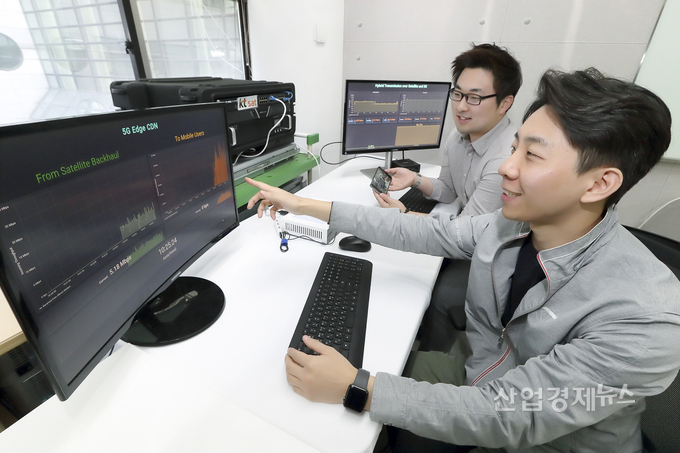 KT SAT이 KT의 5G 네트워크와 적도 상공 약 3만 6000km 우주에 있는 무궁화 위성 6호를 연동해 데이터를 주고 받는 위성 5G 기술 시험에 세계최초로 성공했다. 사진=KT