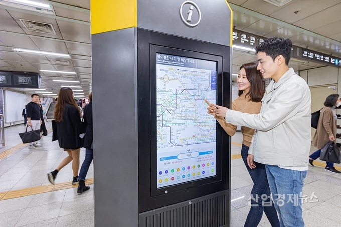 서울 지하철 2, 4호선 사당역에 설치된 삼성 스마트 사이니지 종합 안내도 모습. 사진=삼성전자