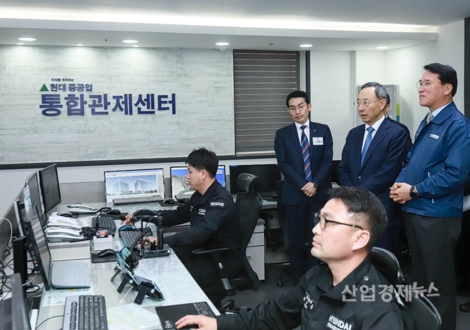 KT 황창규 회장(뒷줄 가운데)과 현대중공업 한영석 사장(뒷줄 오른쪽)이 현대중공업 통합관제센터를 체험하고 있다. 사진=KT