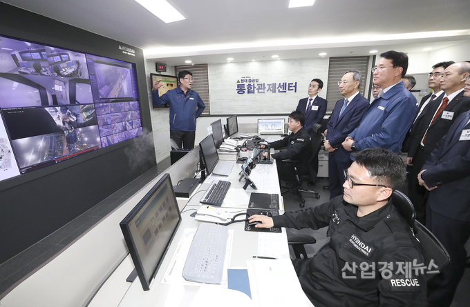 KT 황창규 회장과 현대중공업 한영석 사장을 비롯한 양사 임원들이 현대중공업 통합관제센터를 체험하고 있다. 사진=KT