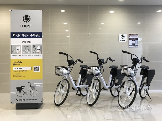 현대건설이 KT와 협력해 아파트단지에 공유하는 H 바이크. 사진=현대건설