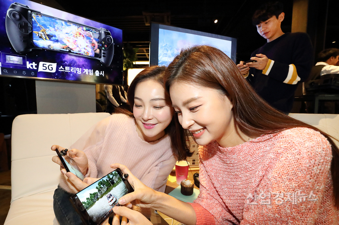 KT는 20일, PC나 콘솔에서만 가능했던 고사양 대작 게임을 스마트폰에서 즐길 수 있는 ‘5G 스트리밍 게임’ 서비스를 출시한다고 밝혔다. 사진=KT