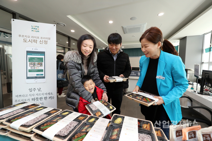 대우건설은 지난 2일부터 지축역 센트럴 푸르지오서 입주민들을 대상으로 바쁜 이삿날 입주 도시락 서비스를 실시하고 있다. 사진=대우건설