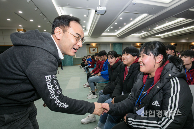 삼성전자 노희찬 사장이 '2020 삼성 드림클래스 겨울캠프'에 참가한 중학생들을 격려하고 있다. 사진=삼성전자