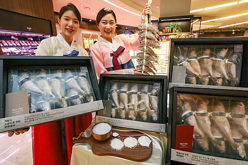 특화소금세트 홍보 모습...현대백화점 제공