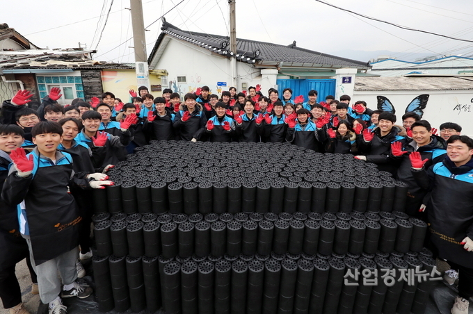 지난 8일 대우건설 신입사원들은 광명시 소하동 일대에서 ‘사랑의 연탄나눔’ 봉사활동을 실시했다. 사진=대우건설